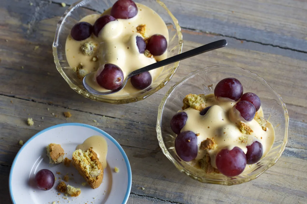 Zabaione mit Beeren und Cantuccini