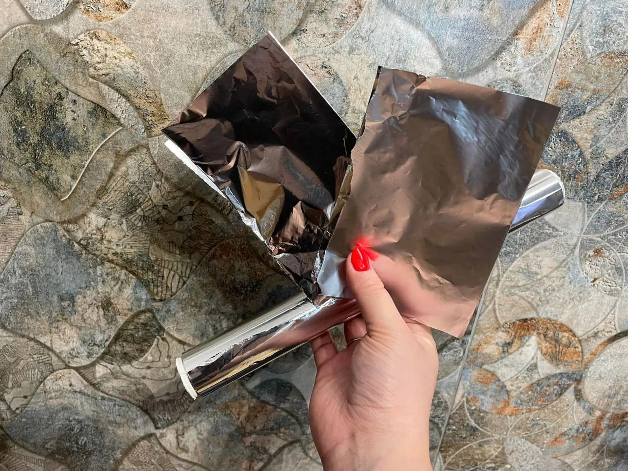 Błyszcząca czy matowa strona folii aluminiowej do czyszczenia srebra