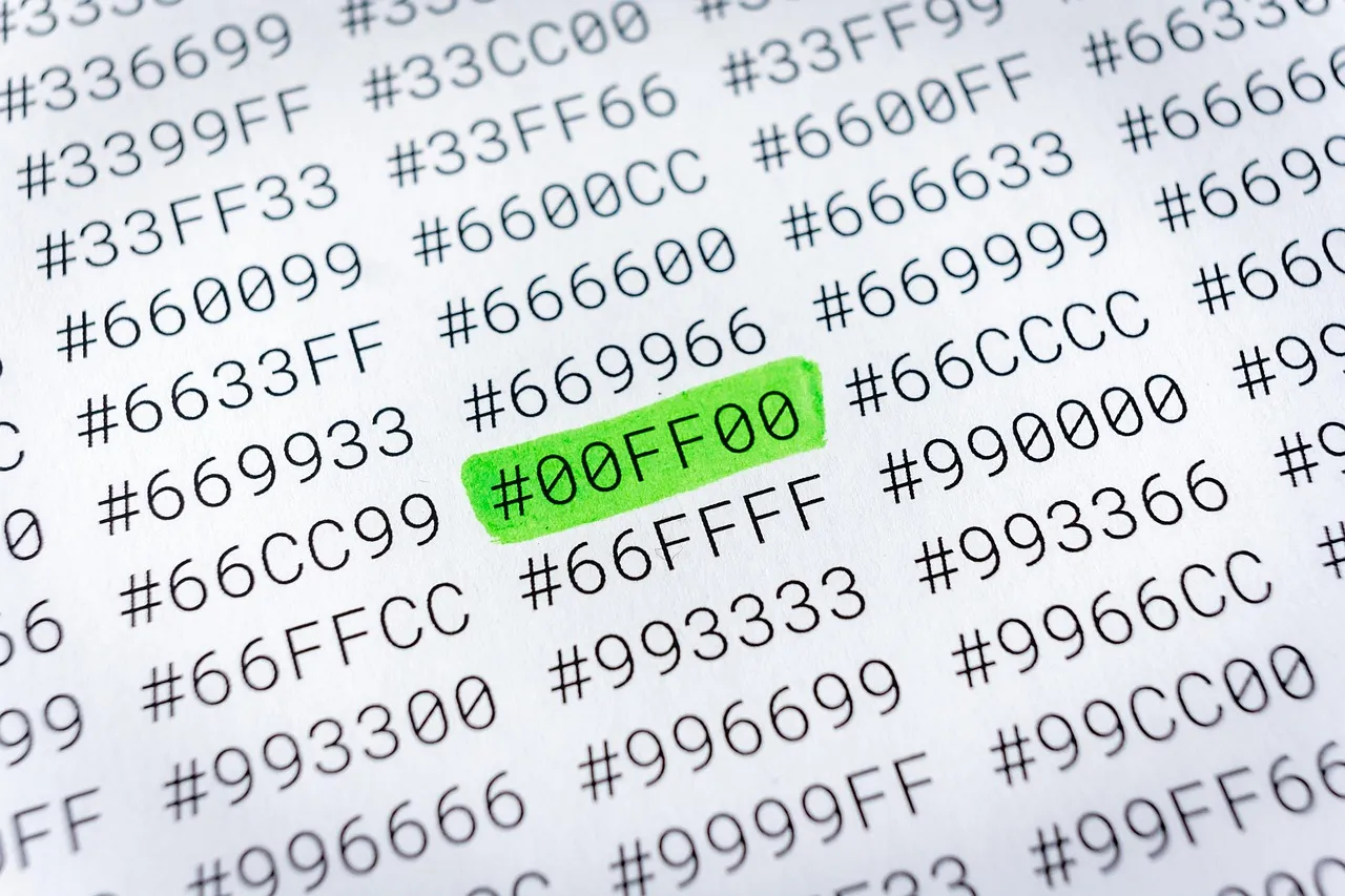 Zaznaczony kod HTML #00FF00 to czysty zielony kolor. Wiele innych kod&oacute;w kolor&oacute;w otacza go na białym tle.