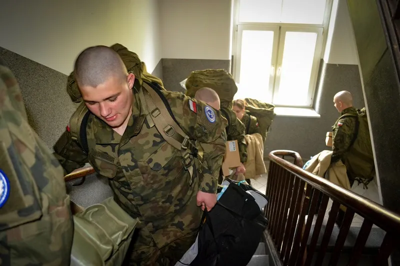 Młodzi ludzie na kwalifikacji wojskowej