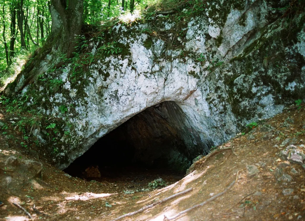 Kras termalny jaskinia