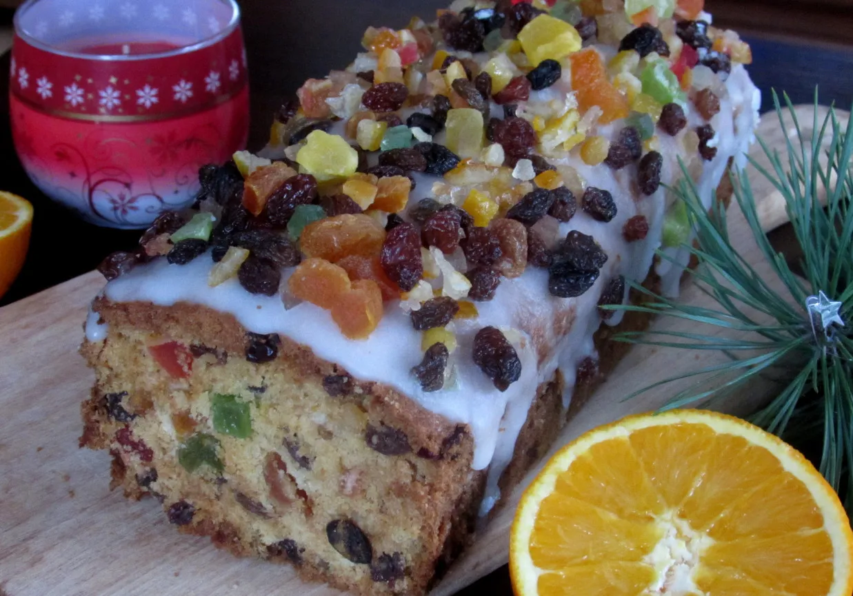 Keks z równomiernie rozłożonymi bakaliami