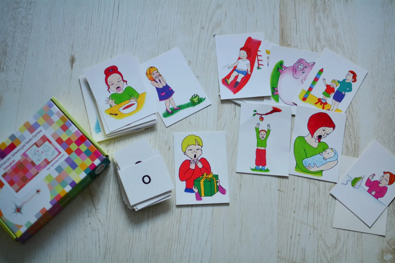 rodzic przegląda oferty zajęć dla dzieci, notatki