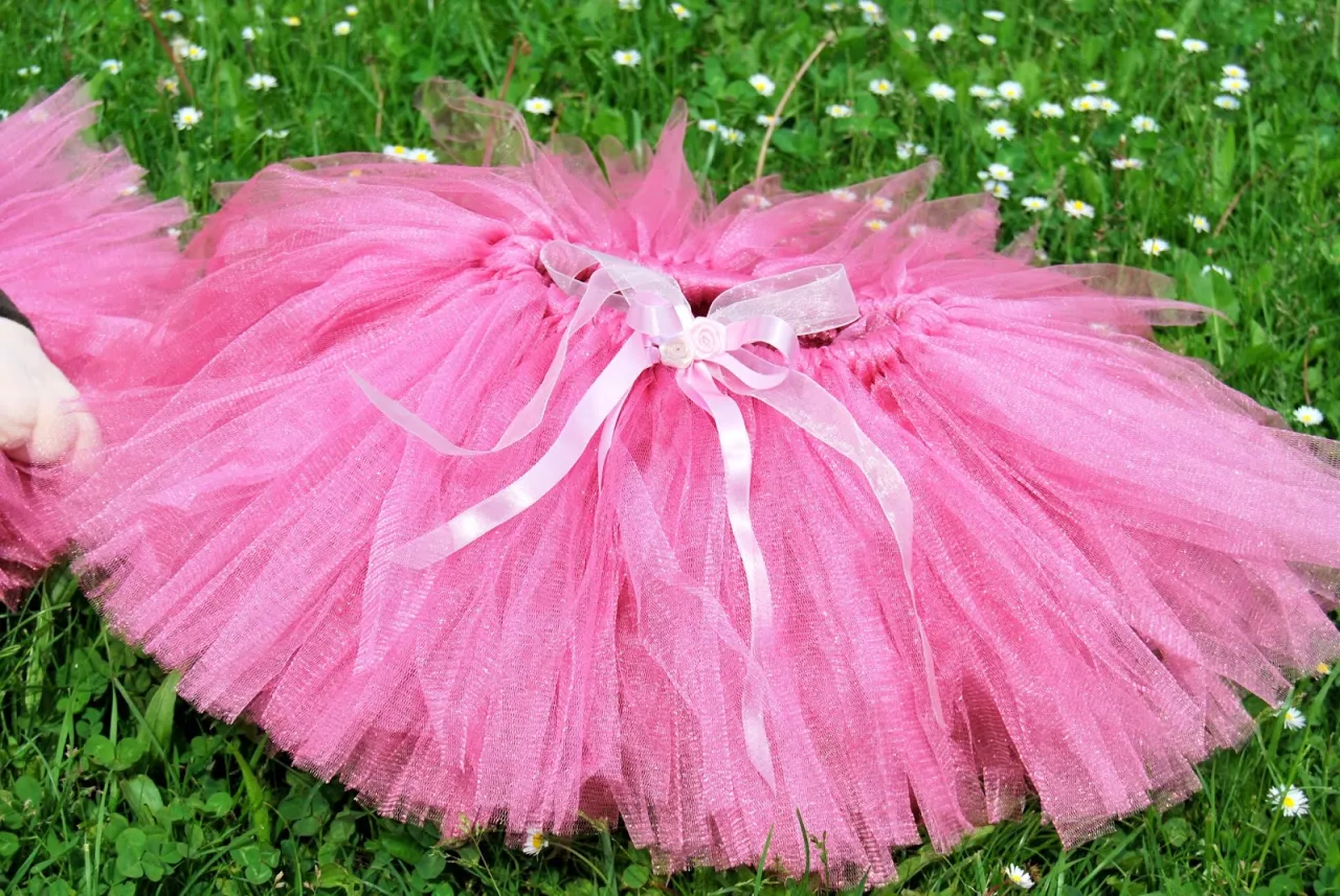 Różowa spódniczka tiulowa na gumce, ozdobiona kokardką. Idealna do nauki, jak uszyć spódniczkę na gumce dla dziewczynki.