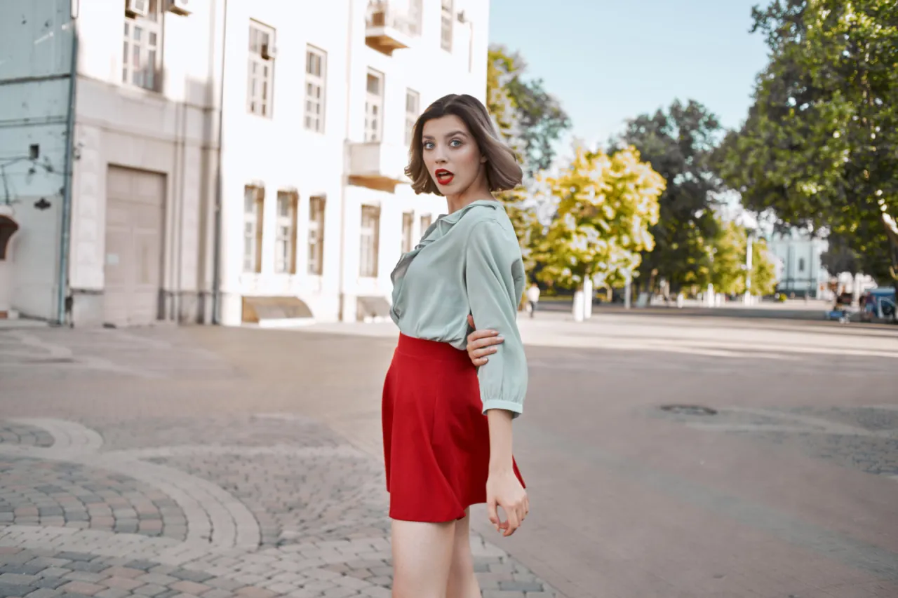 Czerwona spódnica stylizacje z różnymi kolorami bluzek