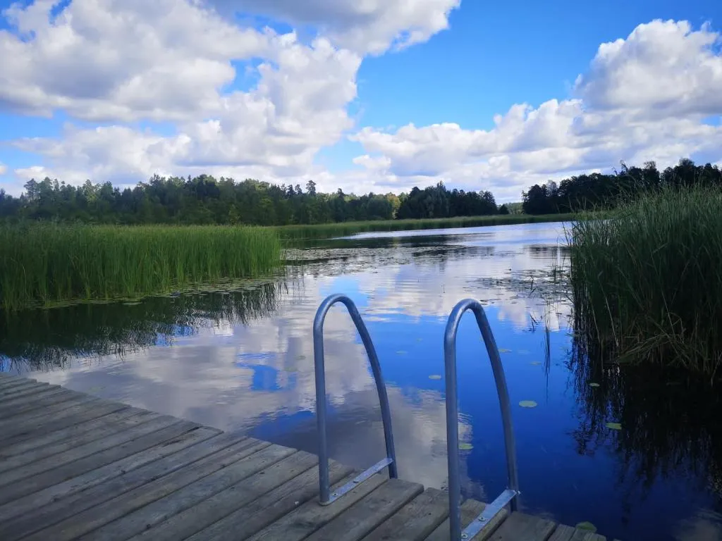 Domek z prywatnym pomostem nad jeziorem