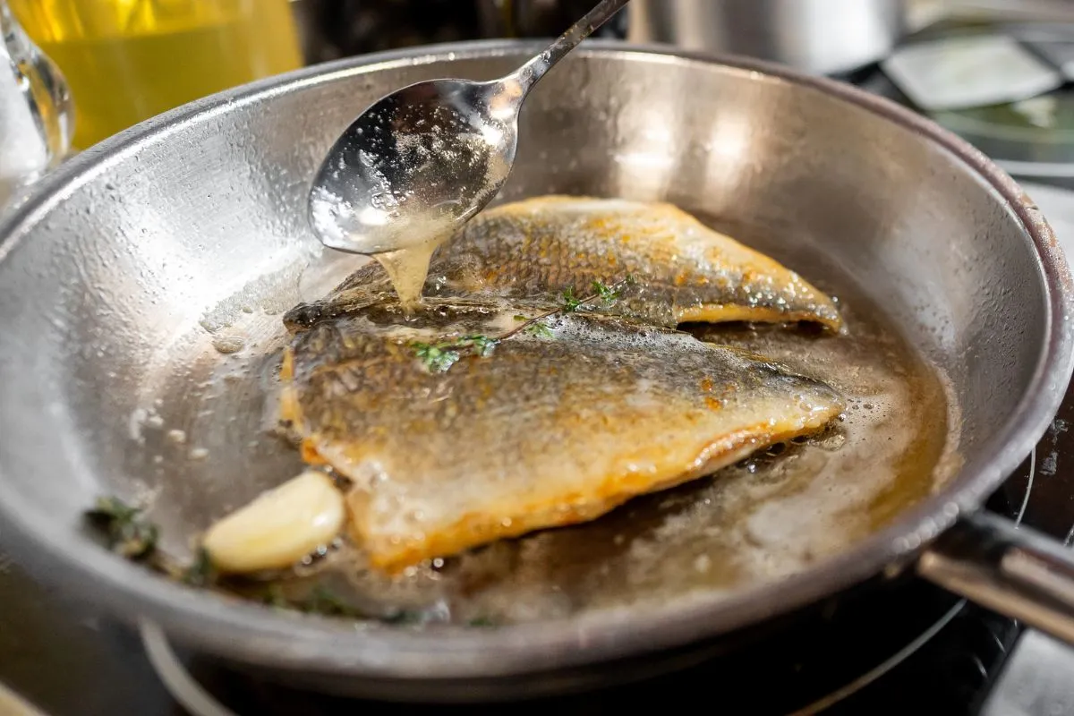 smażenie ryby na patelni chrupiąca skórka
