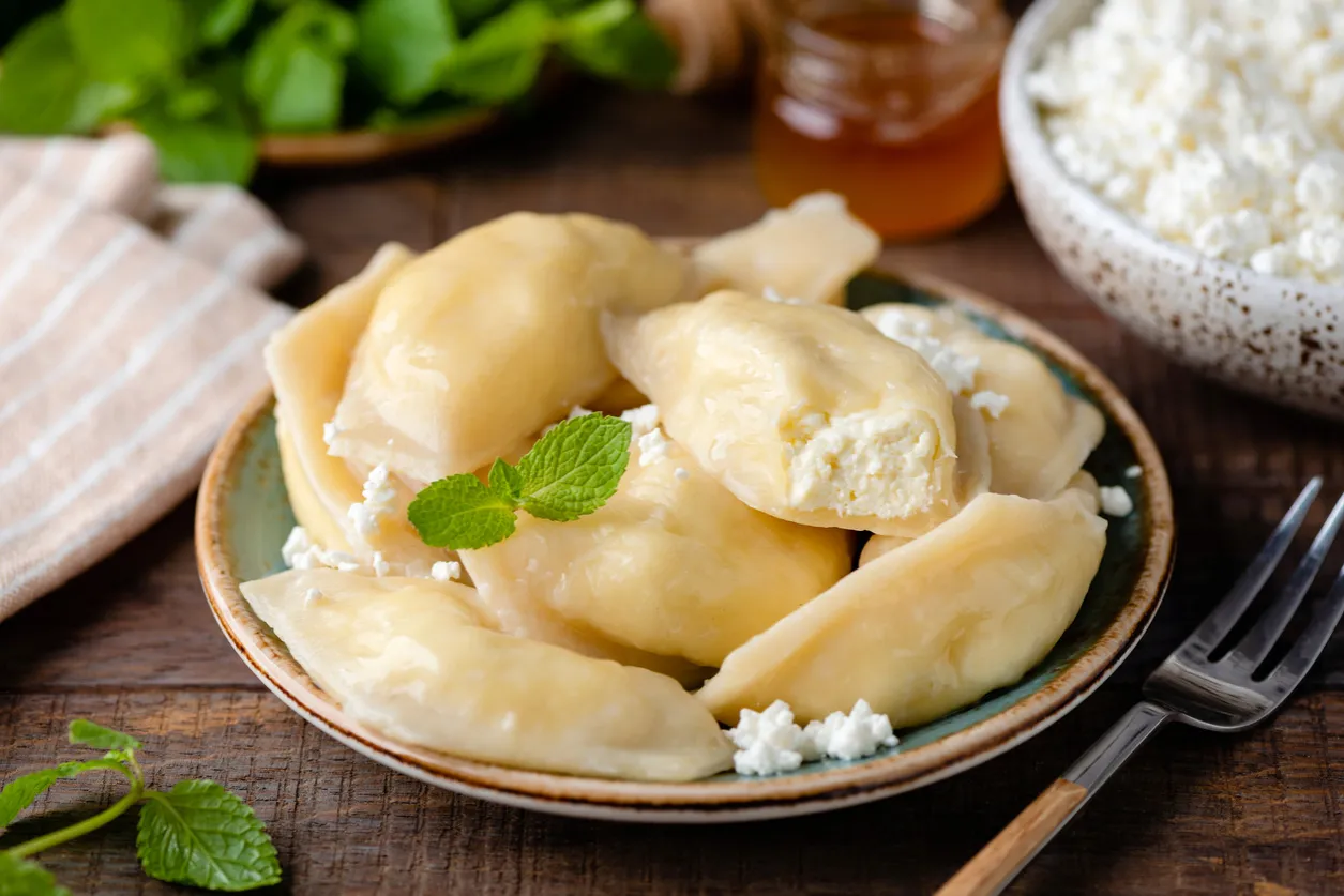 pierogi z serem na słodko z sosem owocowym, pierogi z masłem i cukrem