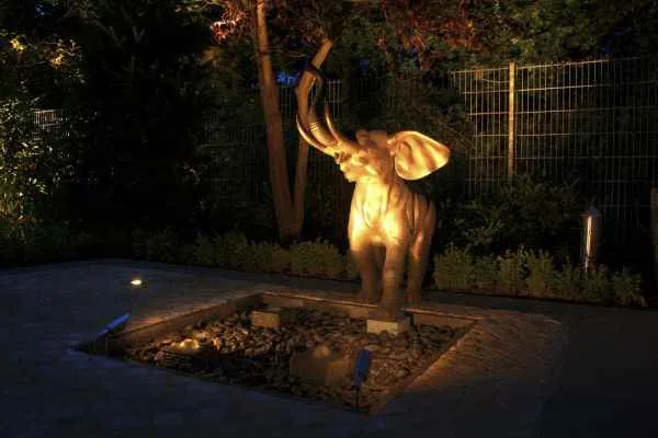 gartenskulptur richtig platziert beleuchtet