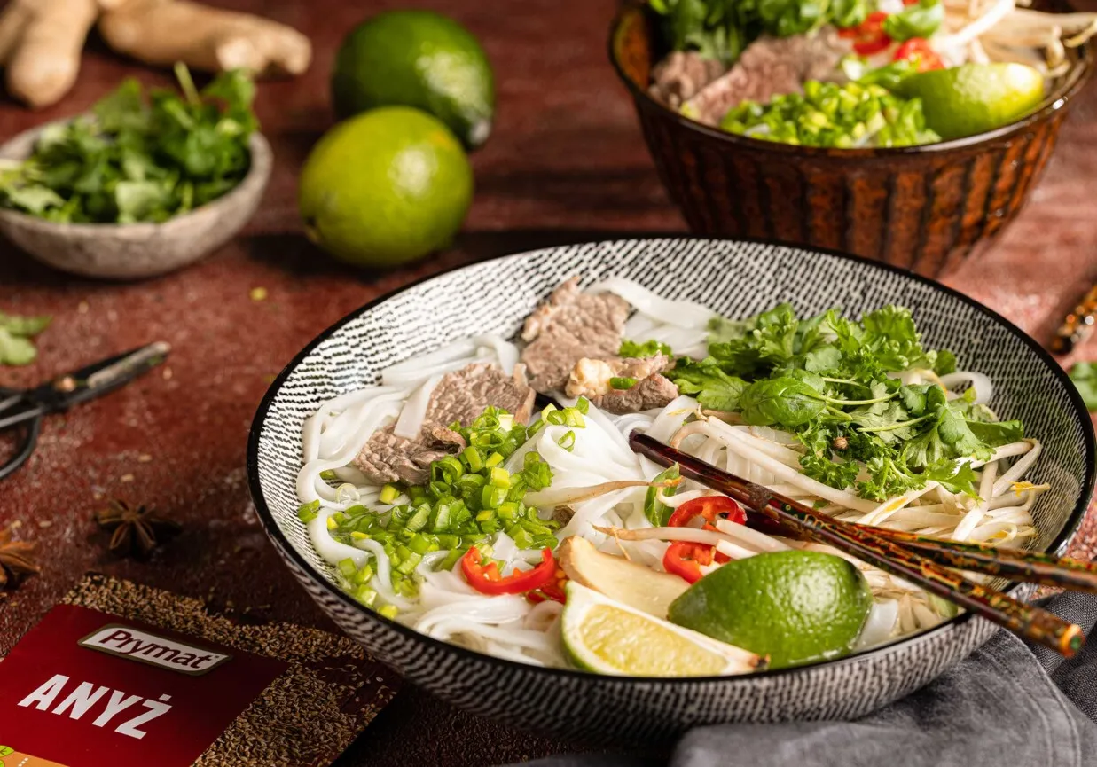 Aromatyczna zupa pho z wołowiną, makaronem ryżowym, kiełkami fasoli, kolendrą i limonką. Idealna na chłodne dni.