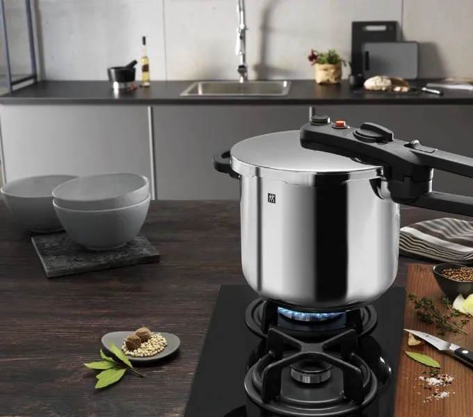 nowoczesny szybkowar z parą i zupa