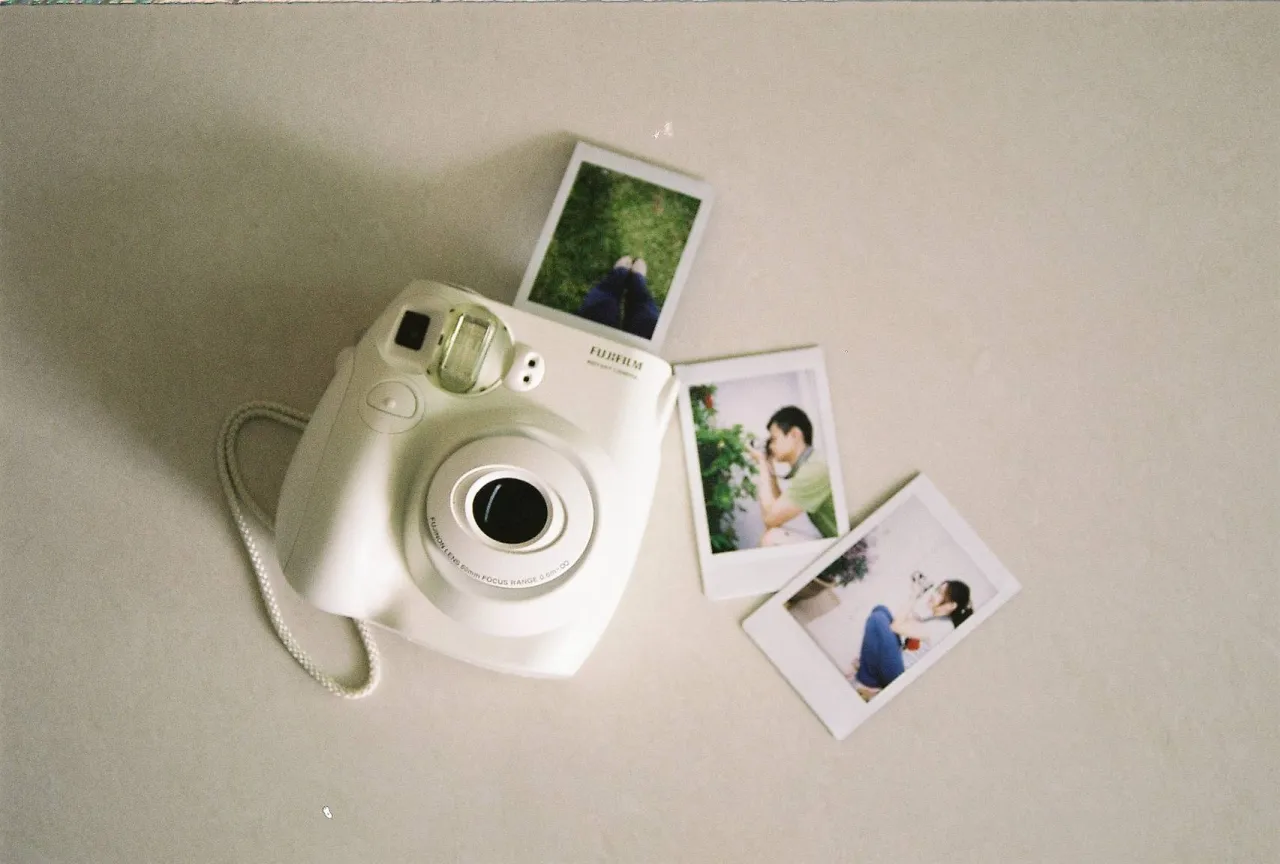 zdjęcie Instax Mini obok zdjęcia Polaroid