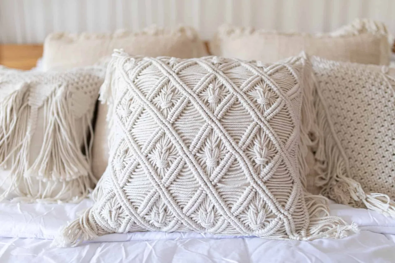 Piękna makrama poduszka krok po kroku. Wz&oacute;r romb&oacute;w z liśćmi, frędzle.