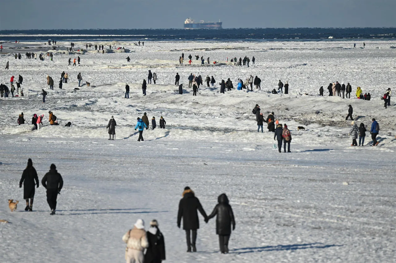 zamarznięty Bałtyk l&oacute;d brzegowy kra