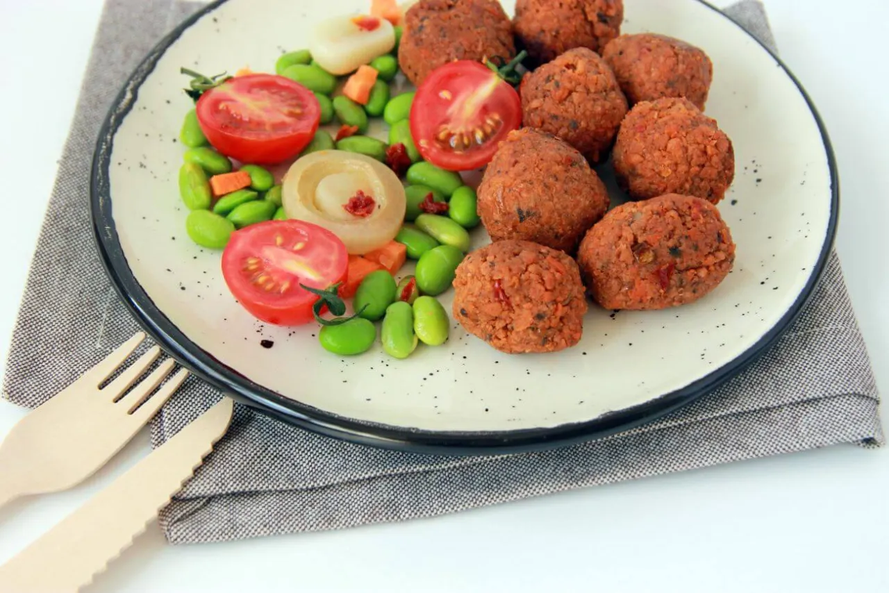 Kotlety sojowe Sante z warzywami. Czy są zdrowe? Wyglądają apetycznie i kolorowo, idealne na lekki posiłek.