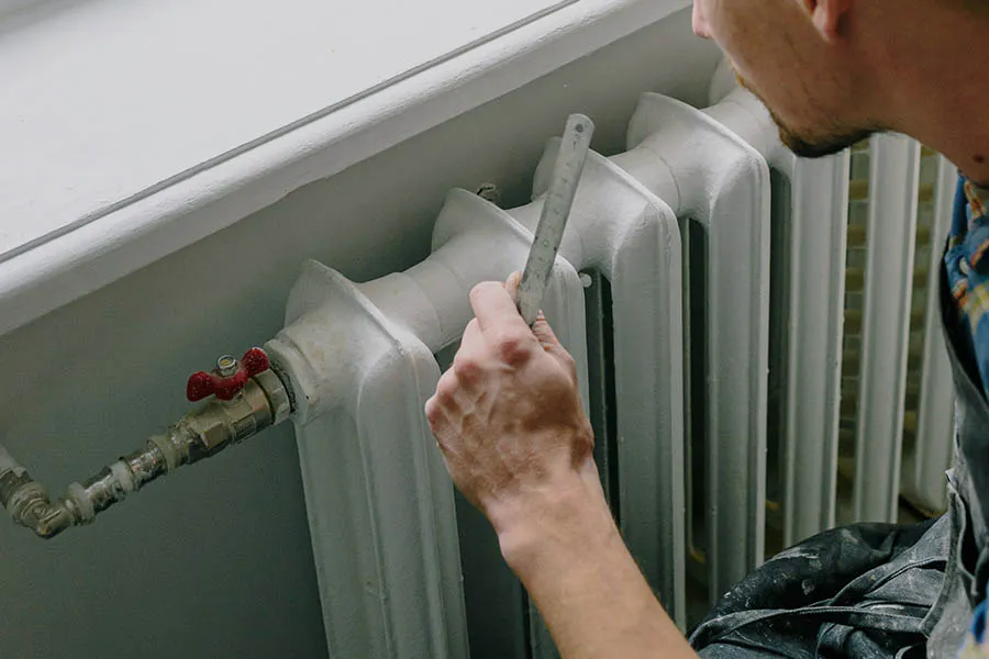 Bezpieczny demontaż grzejnika żeliwnego