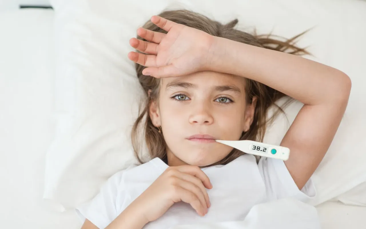 Śpiące dziecko z gorączką, spokojny sen