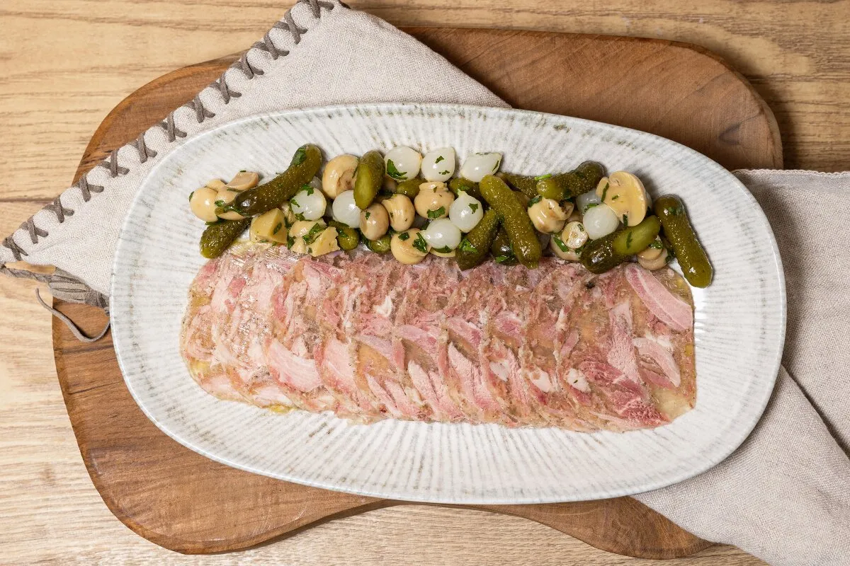 Galareta z nóżek wieprzowych (przednich czy tylnych?) z ogórkami, cebulkami i grzybkami.