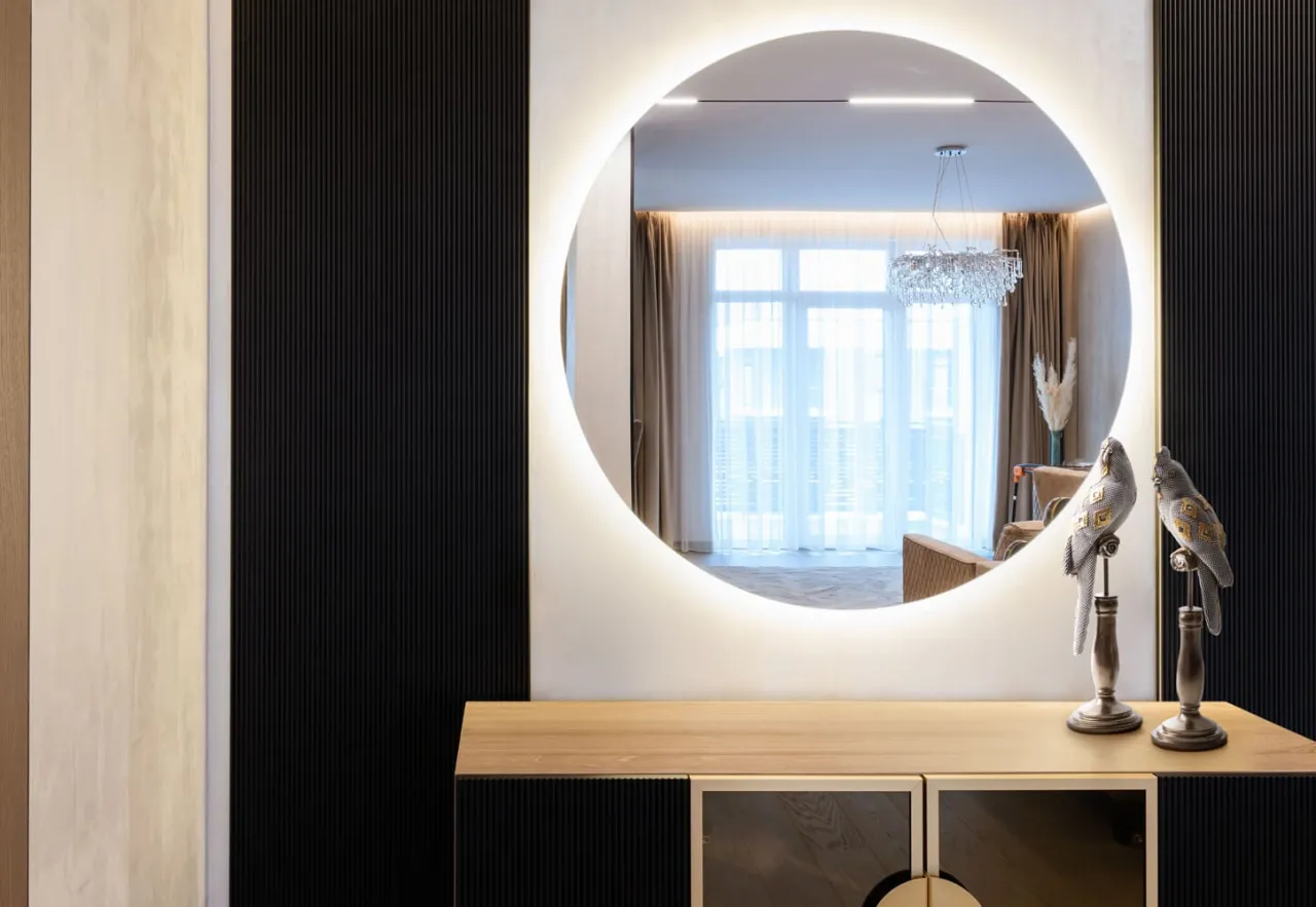 Spoty nad lustrem w przedpokoju