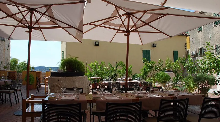 Wnętrze restauracji Konoba Pelegrini Szybenik