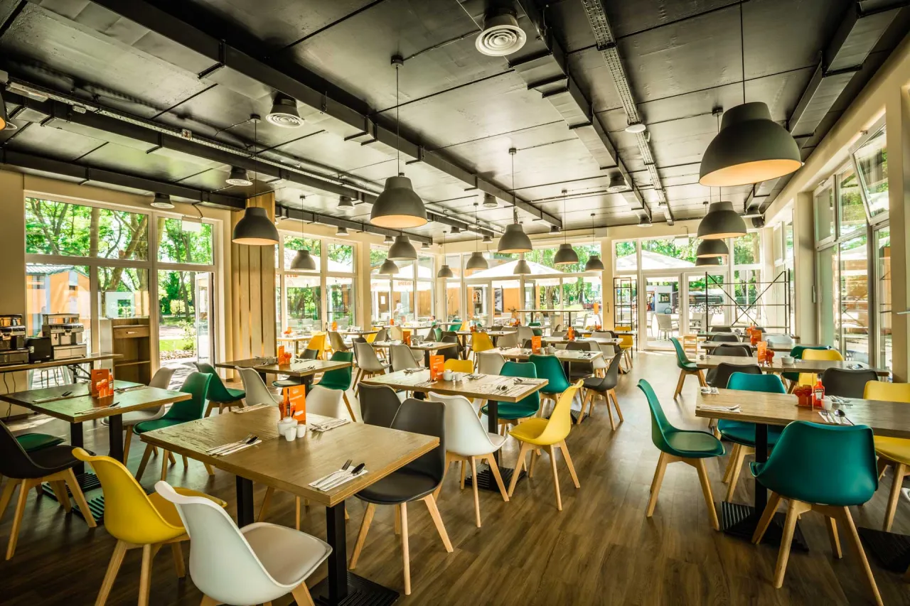 Restauracja z kącikiem dla dzieci nad morzem