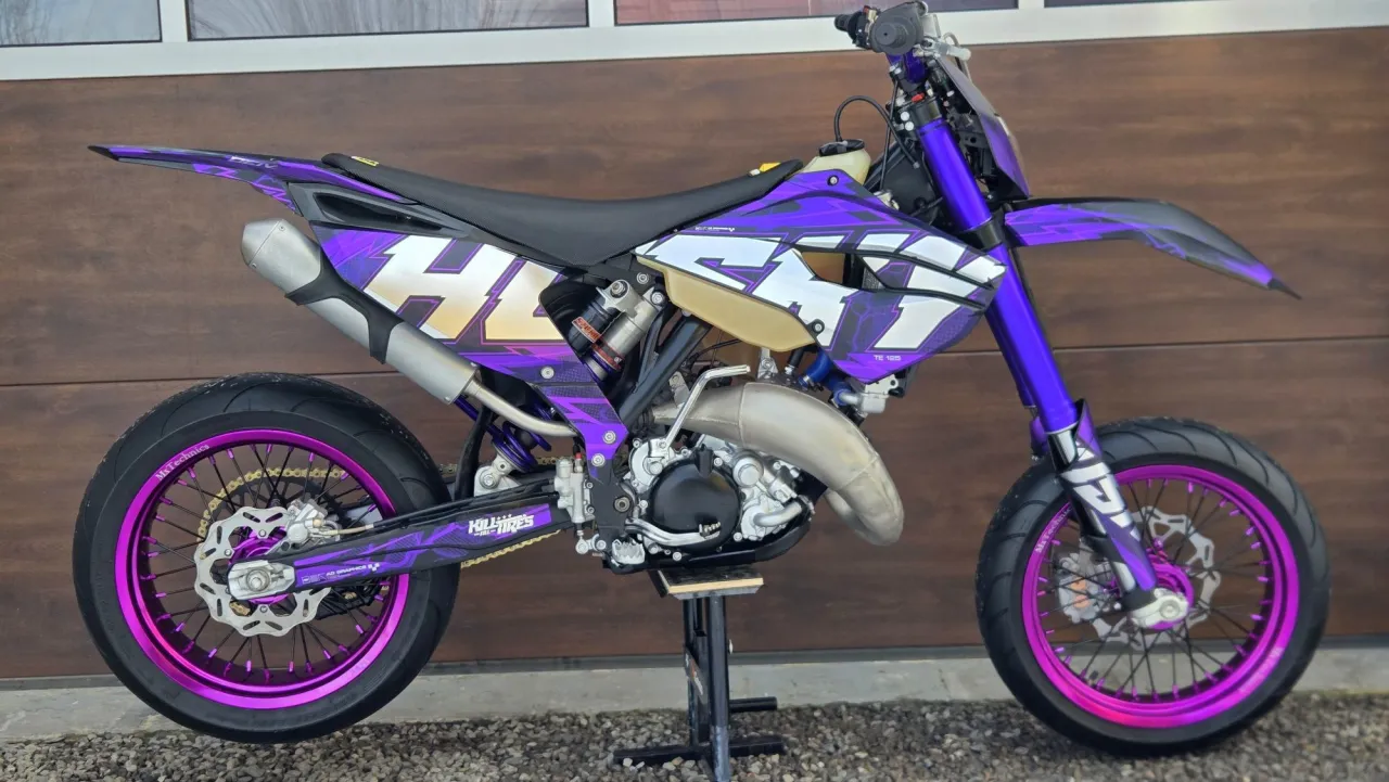 Fioletowy Husqvarna 125 supermoto z grafiką 