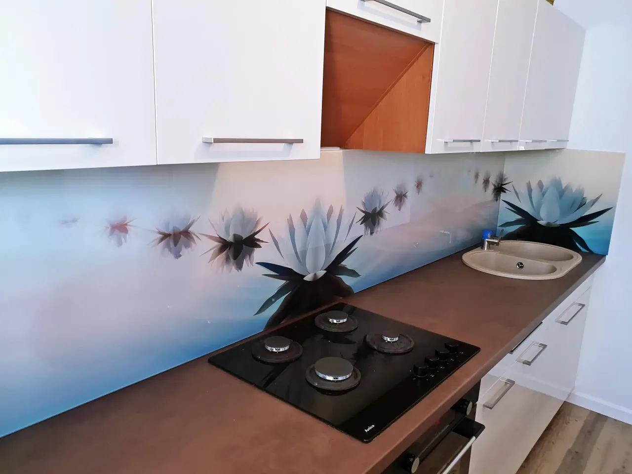 przykłady szklanych paneli w kuchni