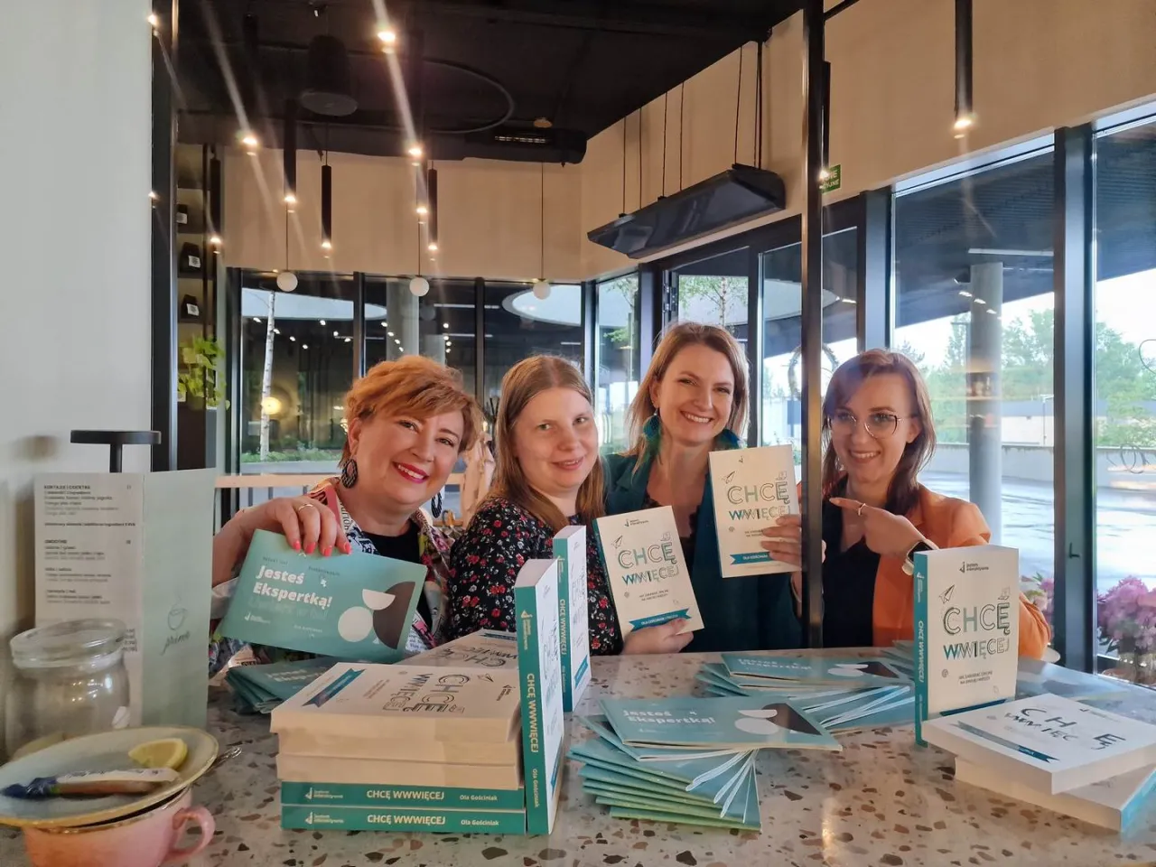 Kobieta szukająca inspiracji w książkach i internecie