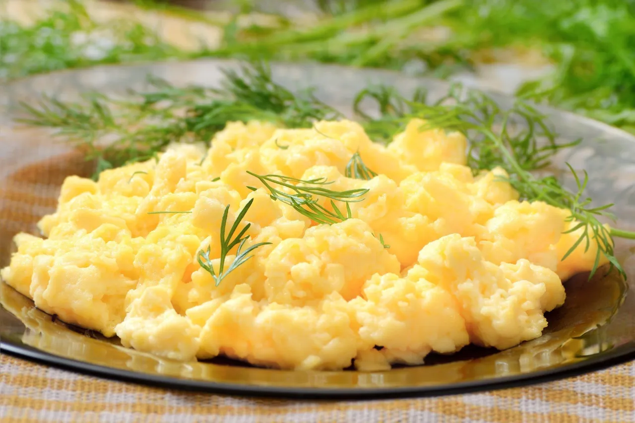 dietetyczna jajecznica na parze lub bez tłuszczu