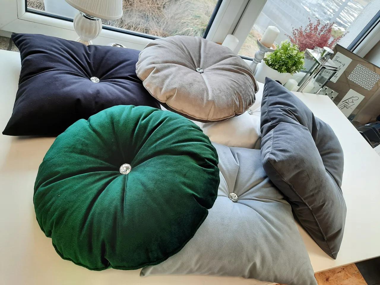 okrągła poduszka z pikowaniem i guzikiem