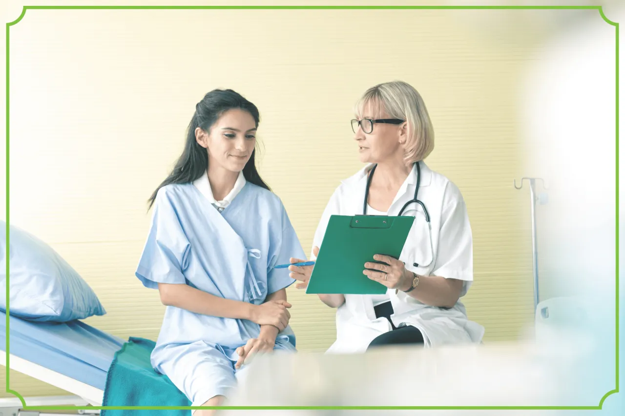 Lekarka omawia z pacjentką wyniki badań. Rozmowa o leczeniu, by uniknąć problem&oacute;w jatrogennych.
