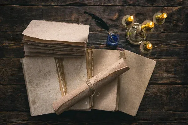 stara polska książka z ozdobnym pismem i kałamarzem