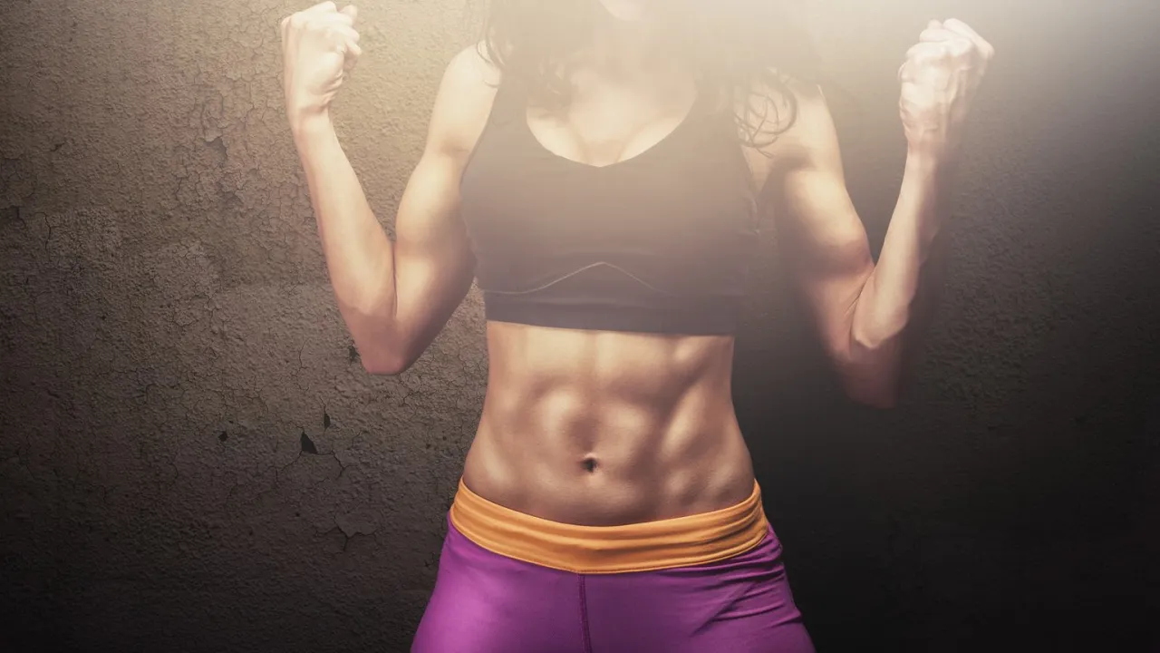 kobieta wykonująca trening hiit w domu