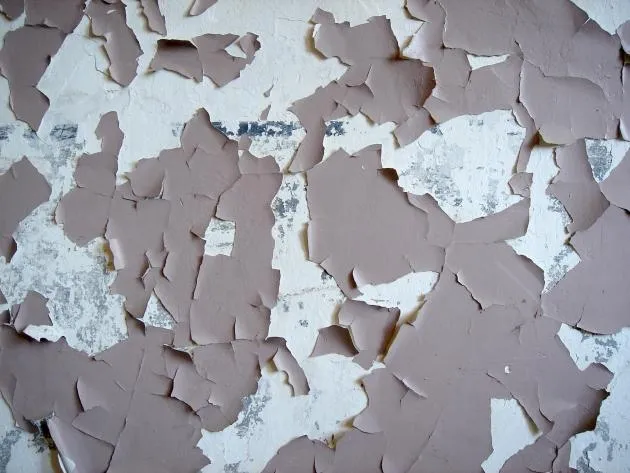 łuszcząca się farba na piaskowcu