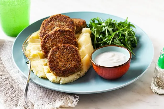 Wegańskie kotlety z soczewicy z ziemniakami i surówką