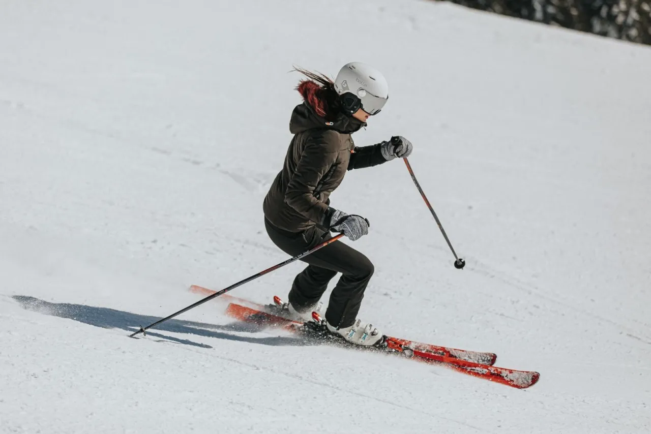 r&oacute;żne typy nart zjazdowych