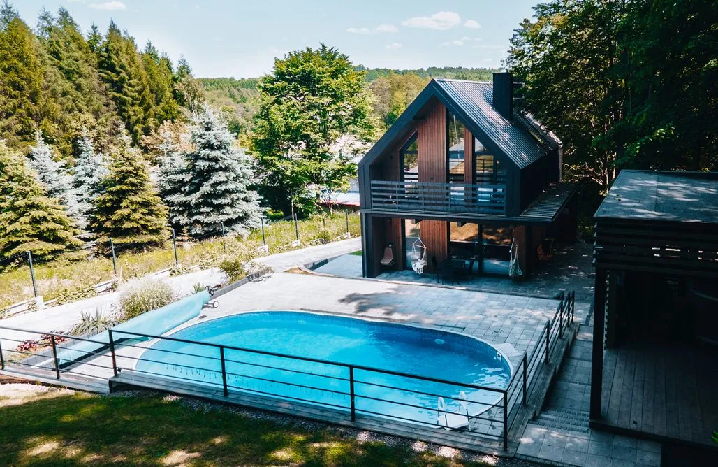 R&oacute;żne typy domk&oacute;w nad jeziorem Świętokrzyskie