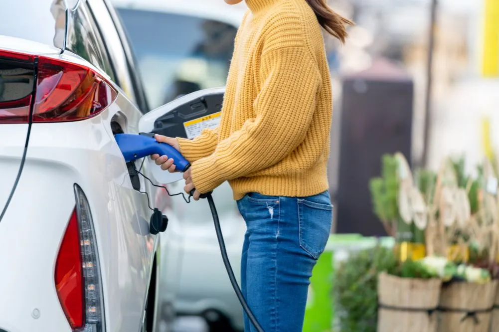 Zdjęcie Gdzie można naładować samochód elektryczny? Odkryj najlepsze miejsca w Polsce