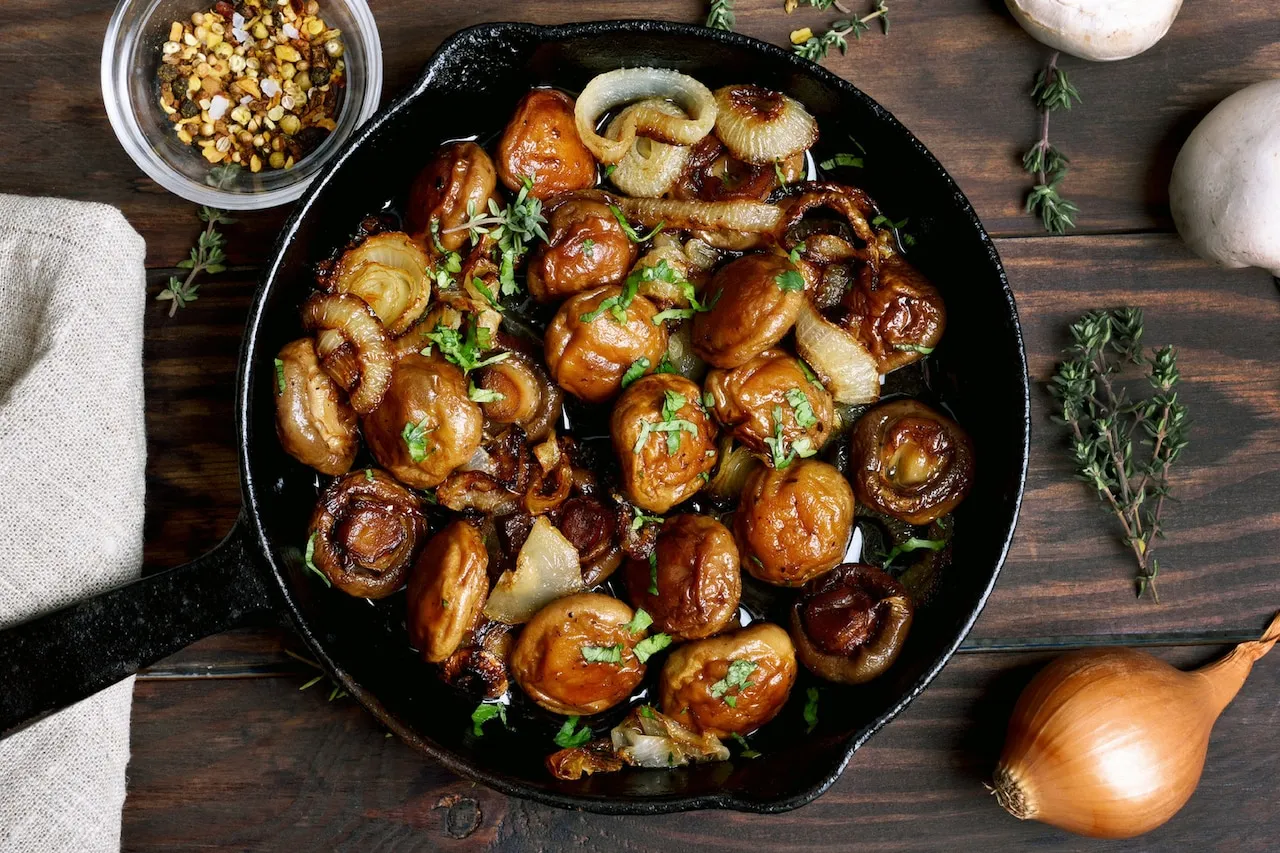smażone pieczarki na patelni