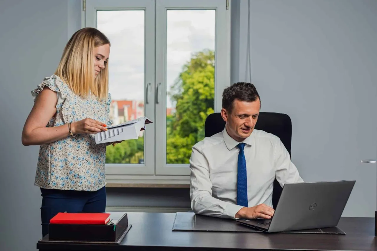 Prawnik przy pracy, prawnik w sądzie, prawnik w kancelarii, prawnik doradca