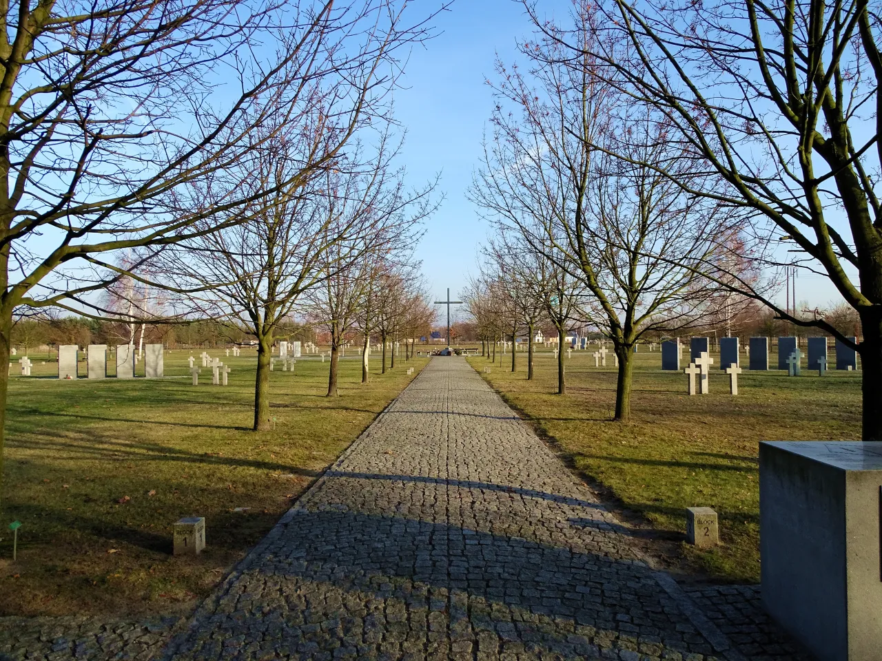 Niemiecki cmentarz minimalistyczny nagrobek