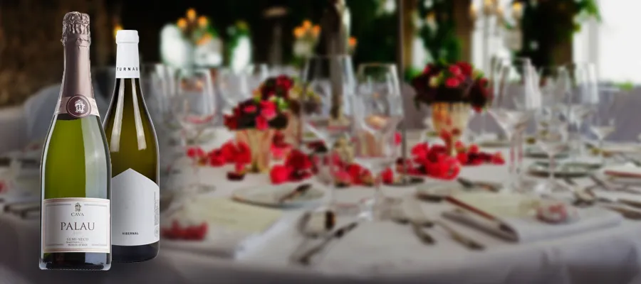 wino białe i czerwone na stole, sezonowe potrawy weselne