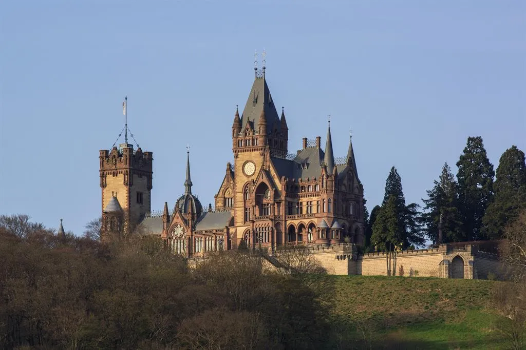 Schloss Drachenburg und Drachenfels mit Rheinblick