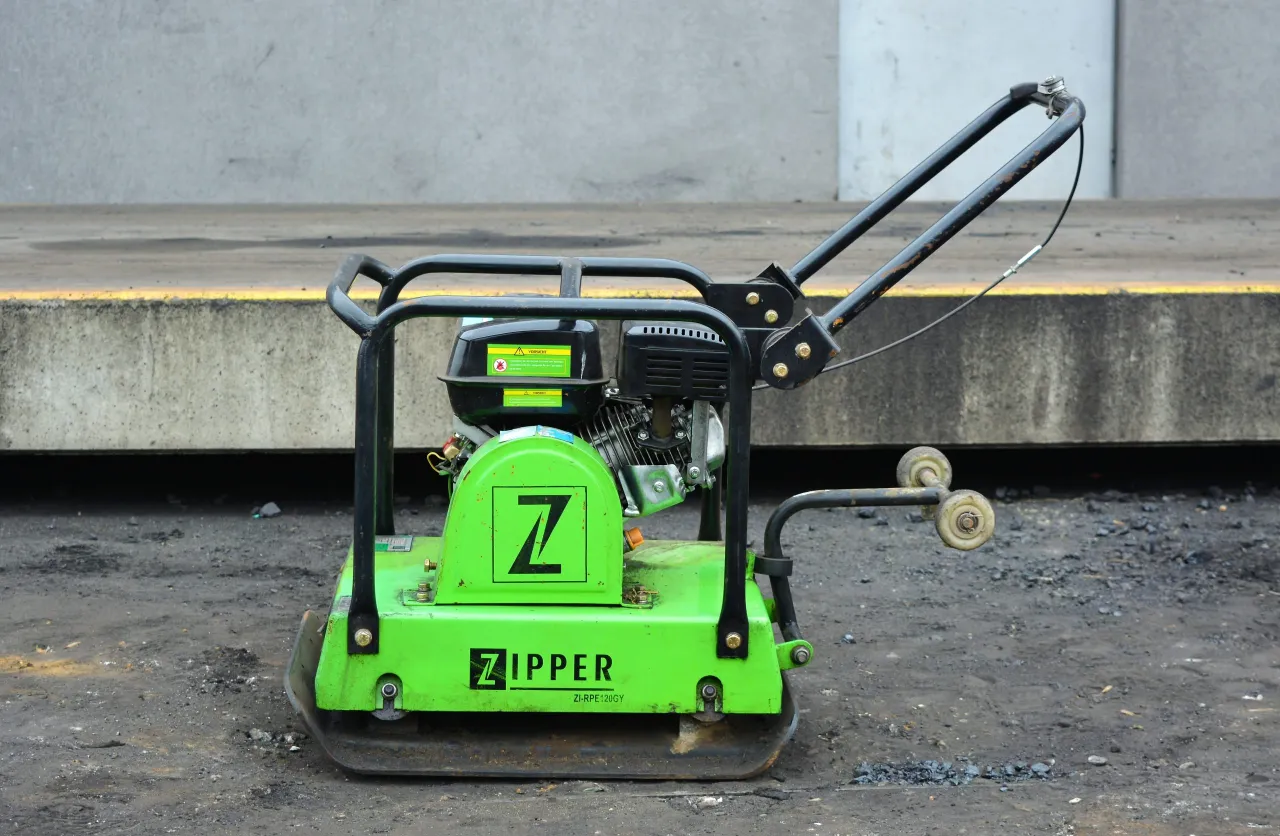 różne typy zagęszczarek do gruntu