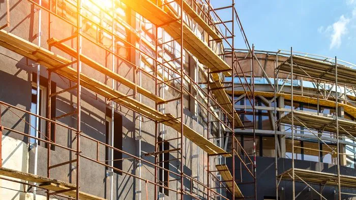 uszkodzone rusztowanie rdza pęknięcia