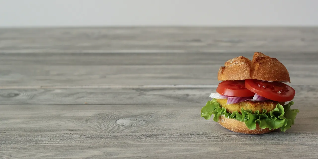 składniki na burgery z ciecierzycy flat lay