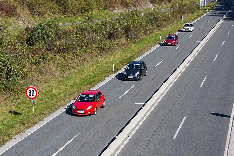 Auto gleichmäßige Geschwindigkeit Autobahn