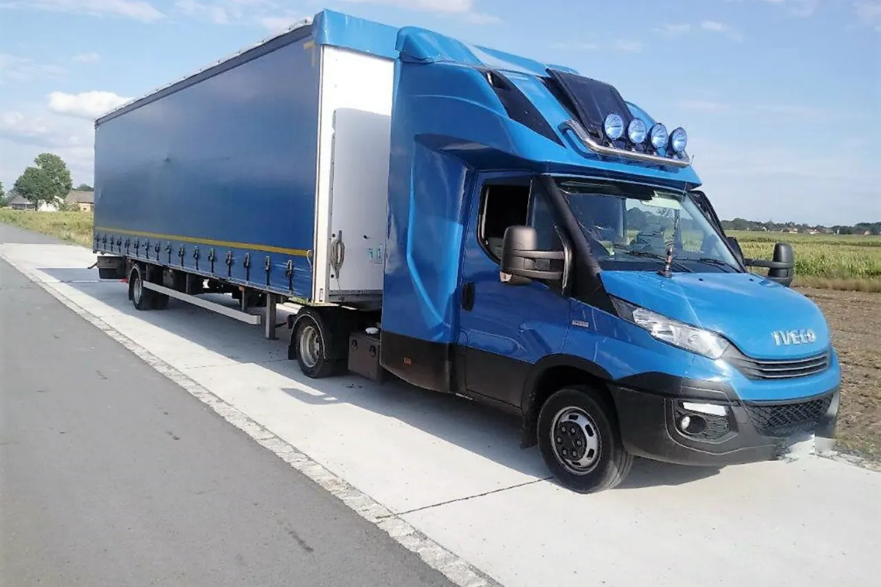 Niebieski Iveco Daily z naczepą, idealny jako bus do 3.5 t na haku, gotowy do trasy.