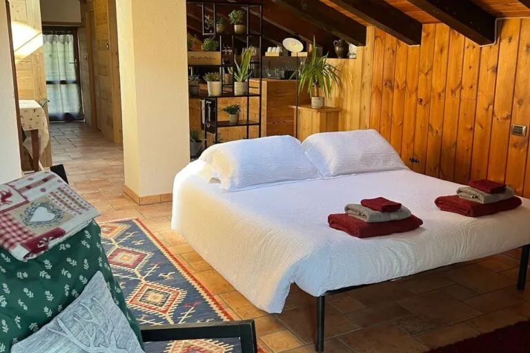 Osoba rezerwująca nocleg online, z kalendarzem i mapą Włoch