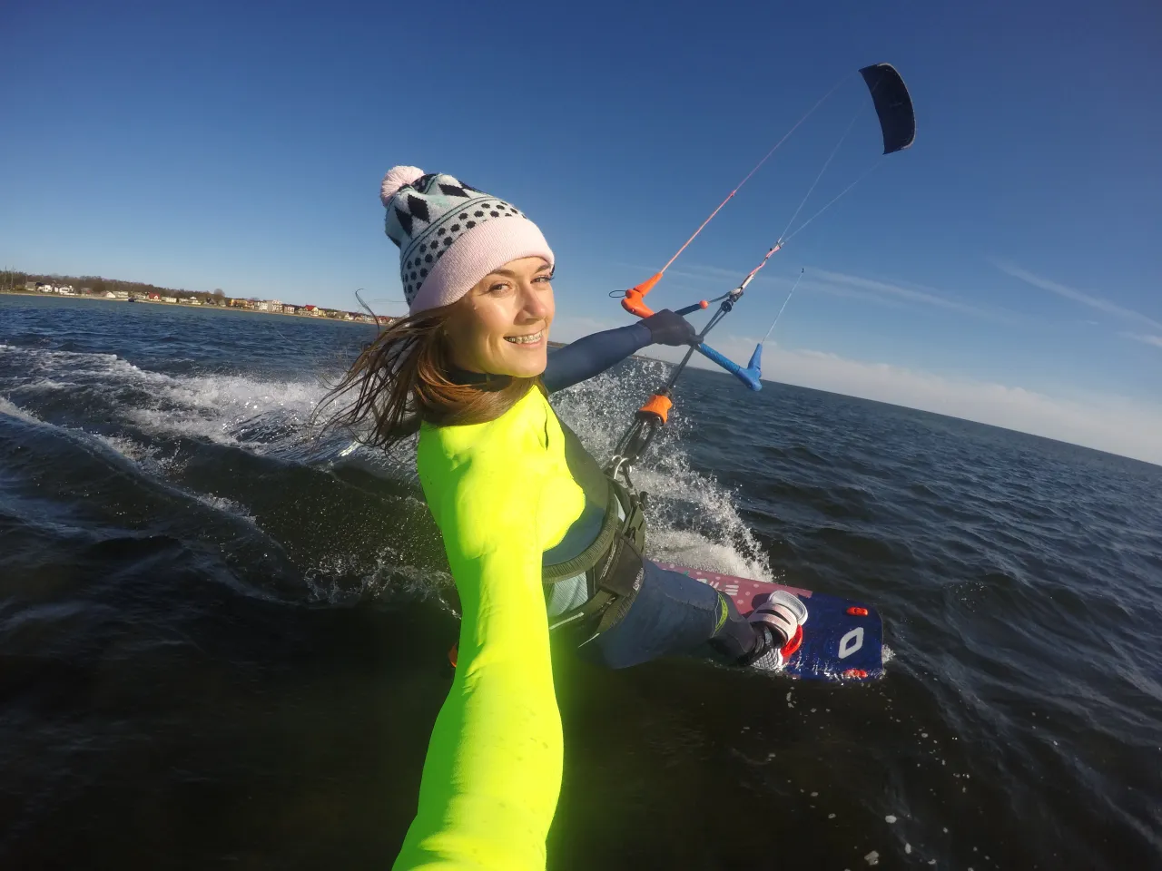 kitesurfing na wodzie zachód słońca